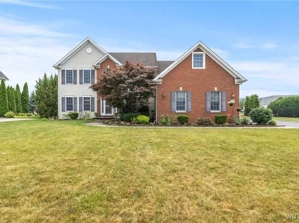 135 Arcadian Dr, Amherst, NY 14228