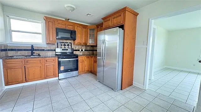1816 Stafford St — Photo 3