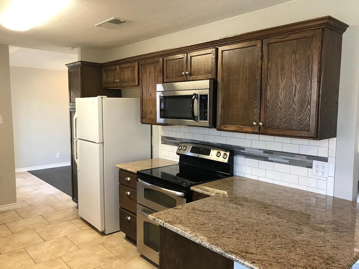 3 bed, 1600 sqft, $2,300 — Photo 2