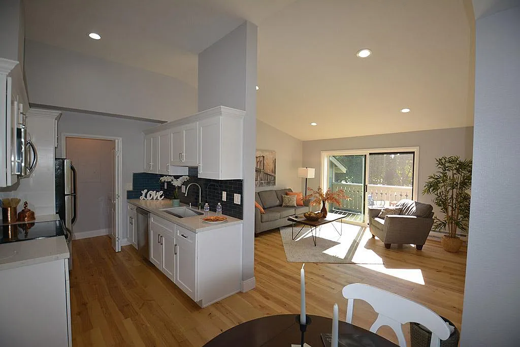 226 Lakeshore Ct — Photo 1