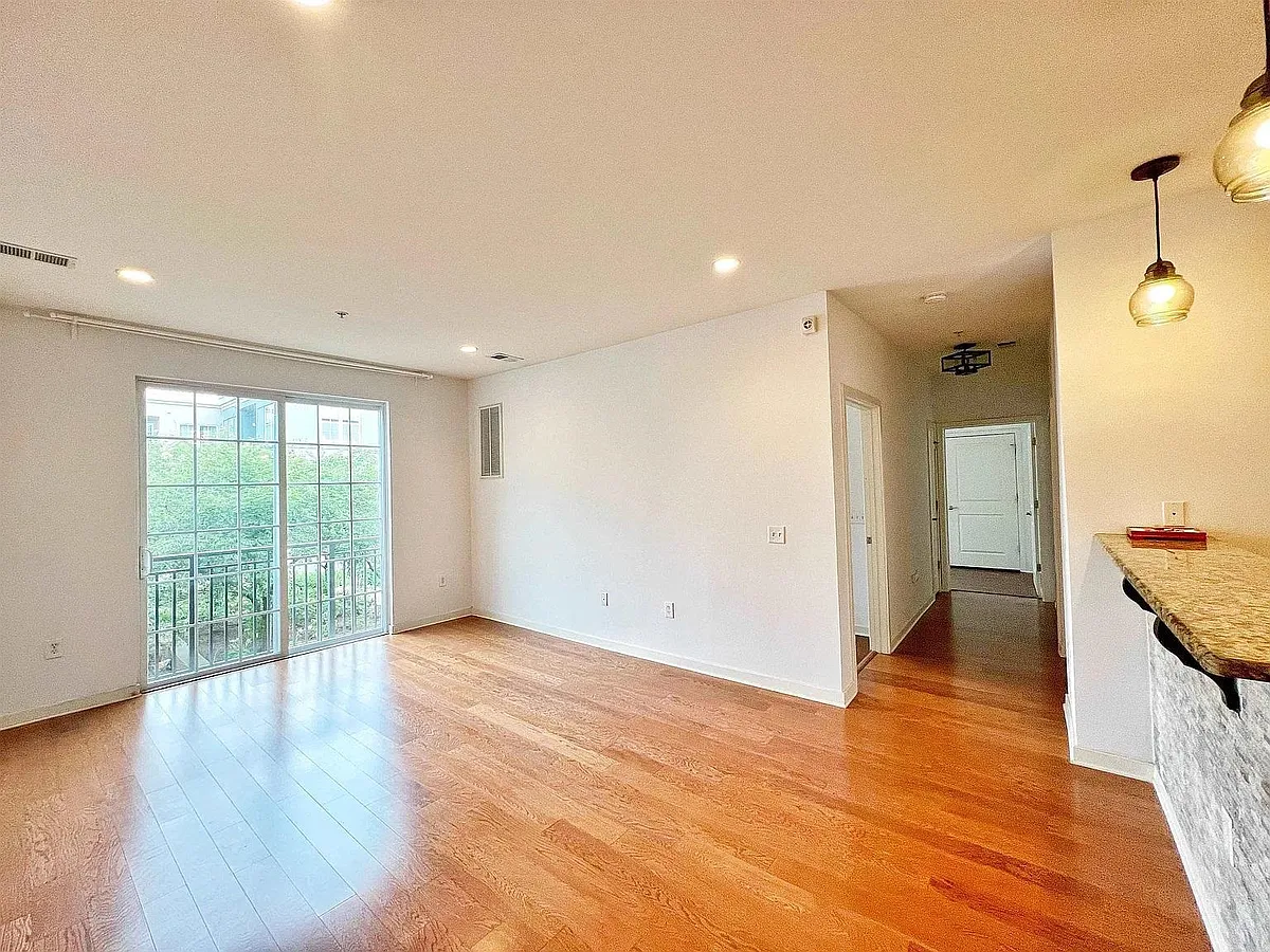 Building Photo - 443 2nd St #315