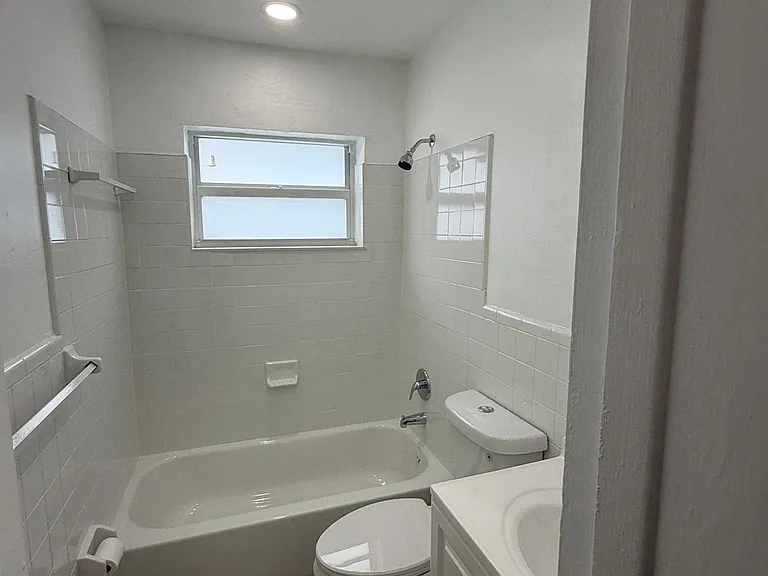1927 Roosevelt St #8A — Photo 8