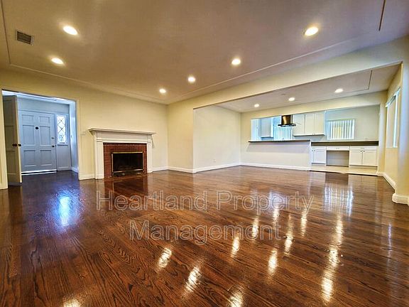 5th image of 4745 Caroline Dr