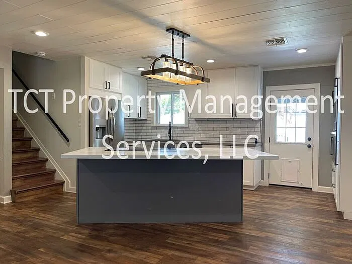 4 bed, 2.0 bath, 1555 sqft, $2,595 — Photo 2