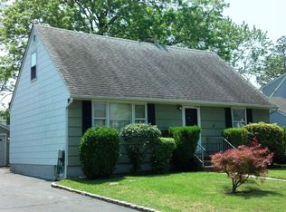 38 Woodhollow Rd, Albertson, NY 11507