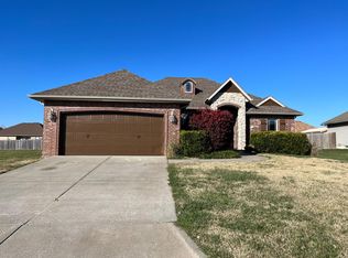 207 E Teakwood St, Clever, MO 65631