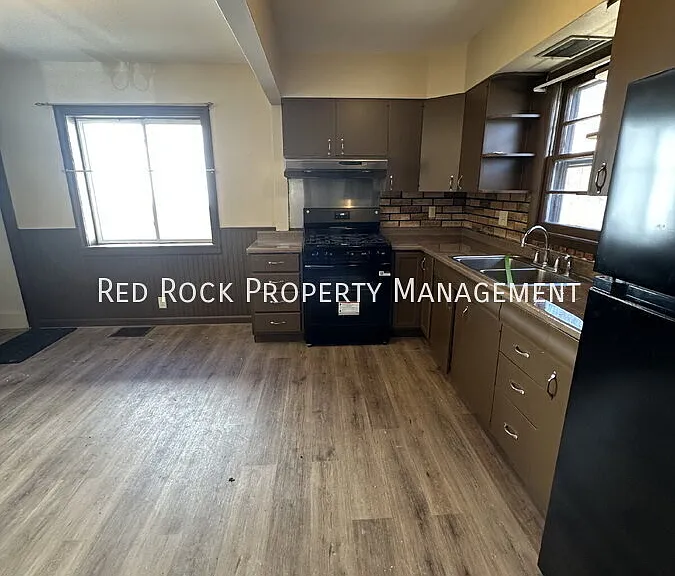 121 Hackett St — Photo 4