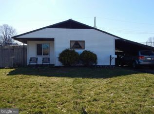 32 Old Pond Rd, Levittown, PA 19057