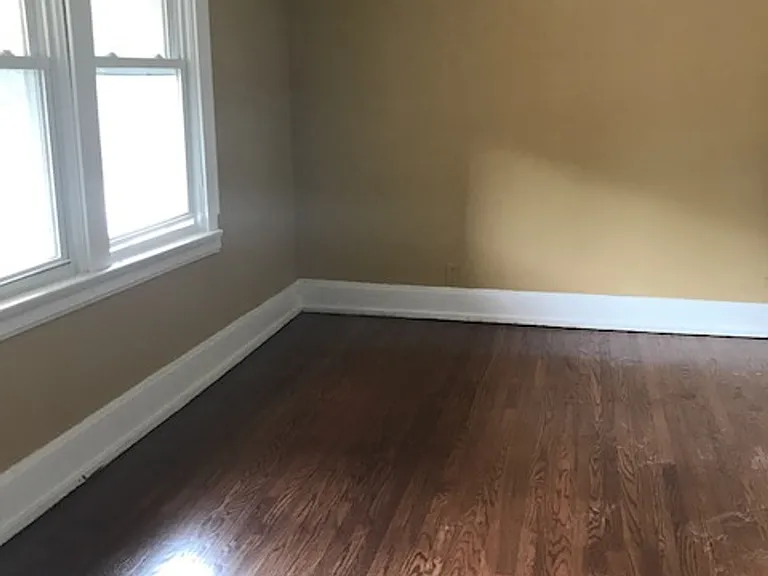 One-Bedroom Unit Available in Walnut Hills - Heat and Water Included — Photo 7