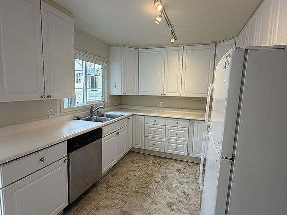5th image of 506 Sonoma Ave