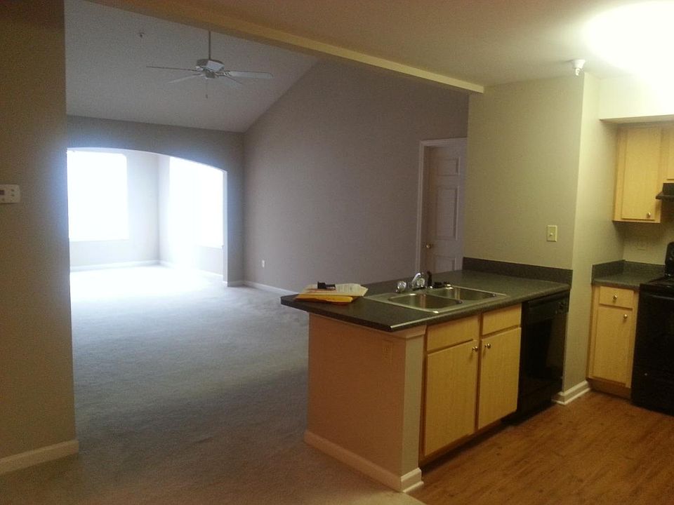 Open kitchen living-room floor plan with cathedral ceiling