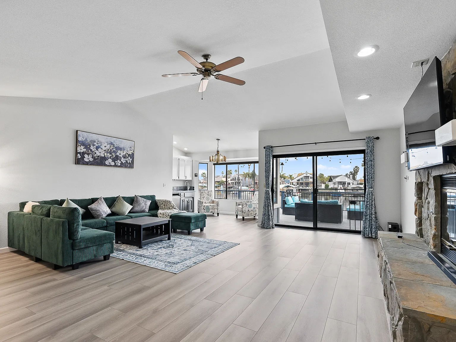 4 bed, 2282 sqft, $7,200 — Photo 3