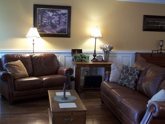 Living Room
						:
						Warm and comfortable Living Room beg for you relax here.