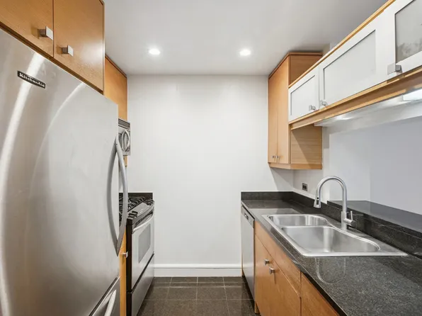 120 Riverside Boulevard image 7 of 24