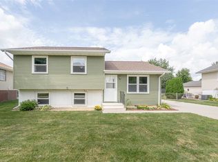 906 Orchard Dr, Cedar Falls, IA 50613