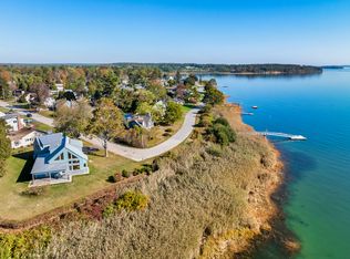 1 Shoreline Dr, Falmouth, ME 04105