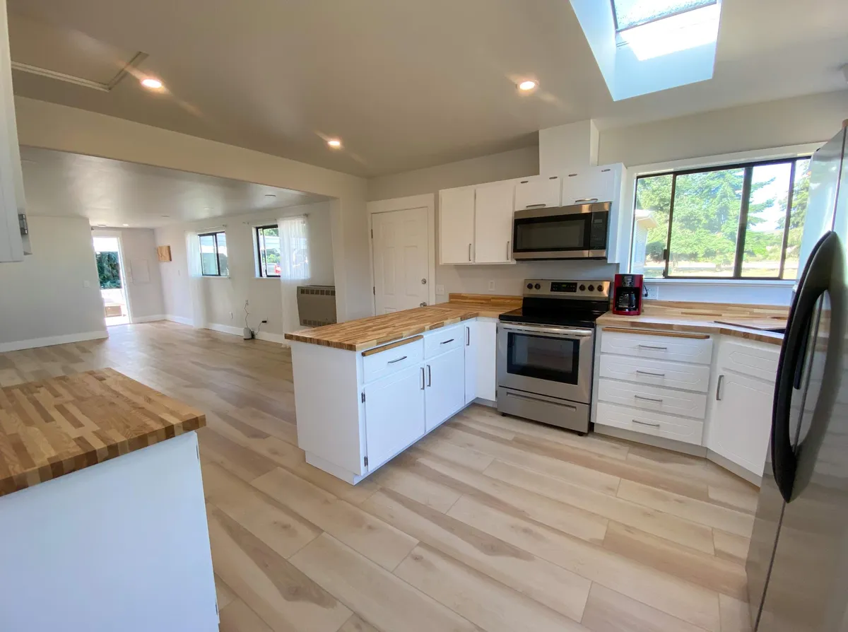 kitchen, view towards living room - 850 N Beverage St