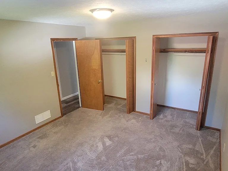 M bdrm with 2 closets