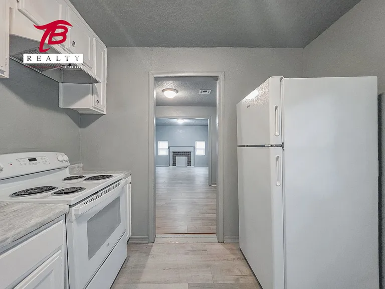 2320 NE 20th St — Photo 10
