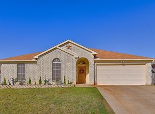 1121 Greenview Ln, Kennedale, TX 76060