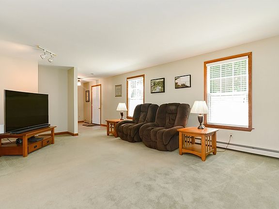 5th image of 10 Bartlett Pl