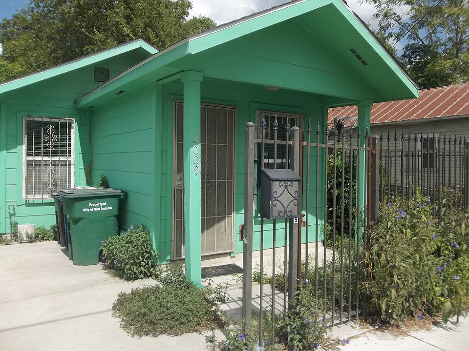 1st image of 2009 El Paso St