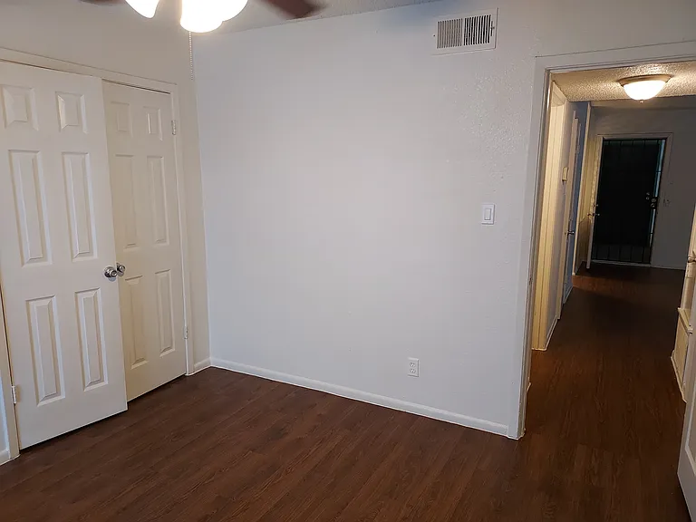 Marbach Manor Apartments — Photo 15
