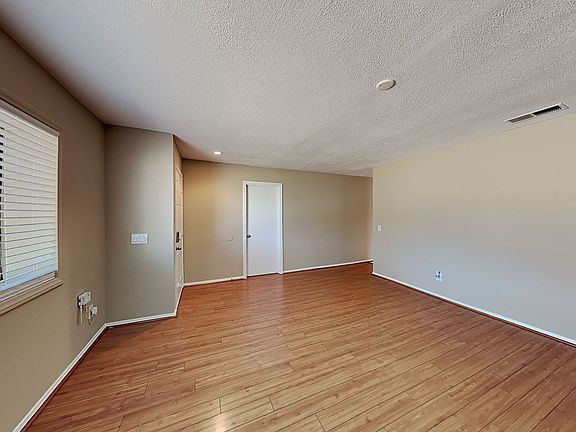 4th image of 25429 Elder Ave