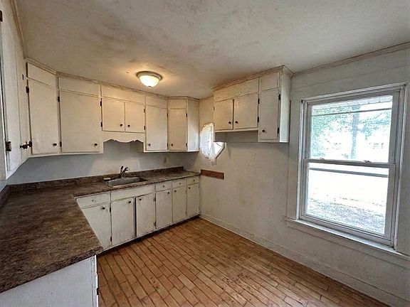 5th image of 15 Blodgett St