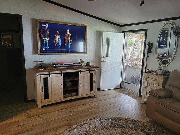 4th image of 216 S Lake Dr