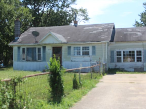 2nd image of 719 Main St