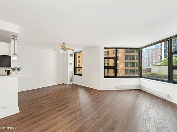 4th image of 401 E Ontario St APT 806