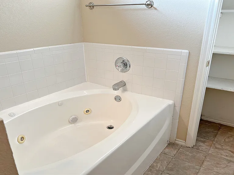 Master bath jetted tub