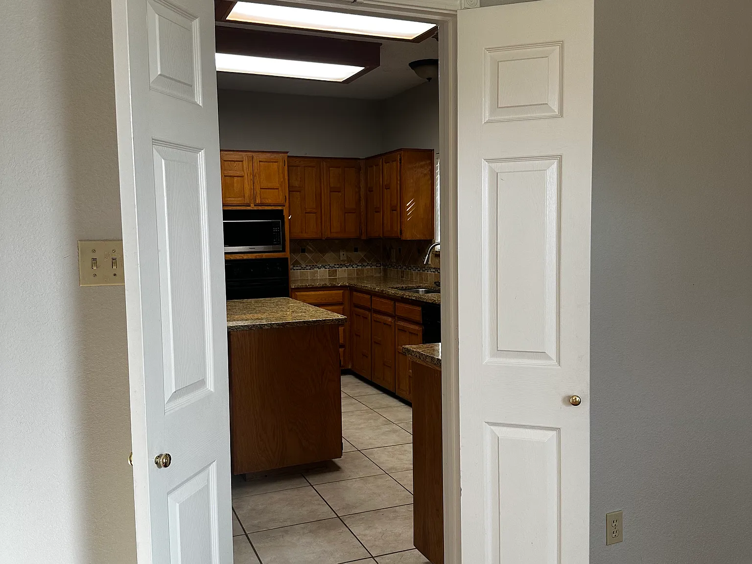 2210 Dana Dr — Photo 2