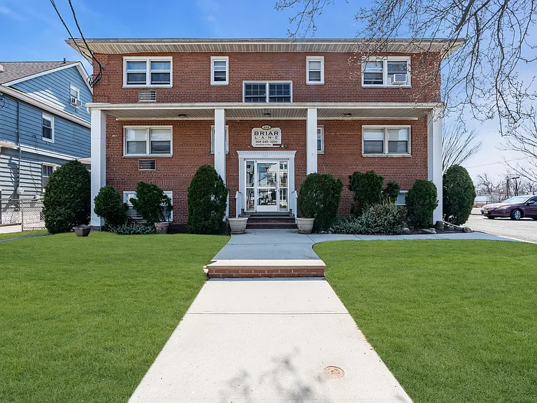 BRIAR LANE — Photo 1