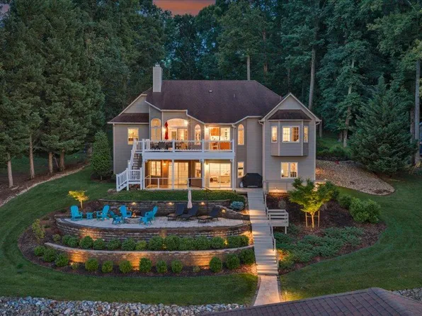 625 Winding Waters Dr, Moneta, VA 24121