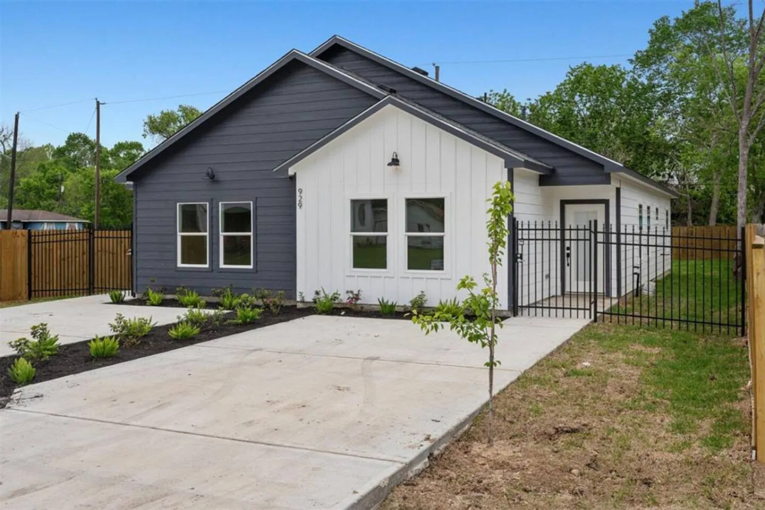 3 bed, 2.0 bath, 1076 sqft, $2,290 — Photo 3