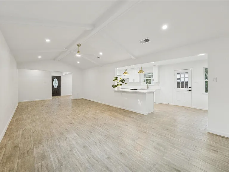 5411 Logston Ln — Photo 10