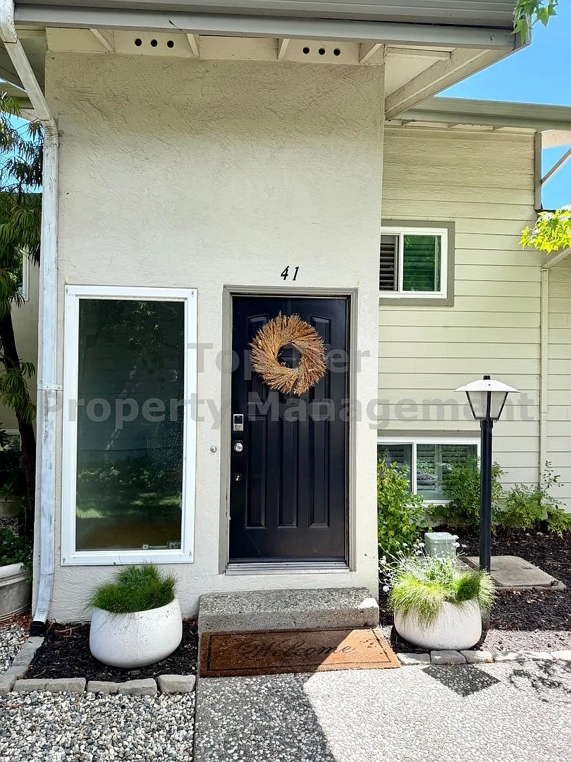 Amazing views in this beautiful 2 Bed / 2.5 Bath / 1,472 Sqft Pleasant Hill townhouse available n... — Photo 2