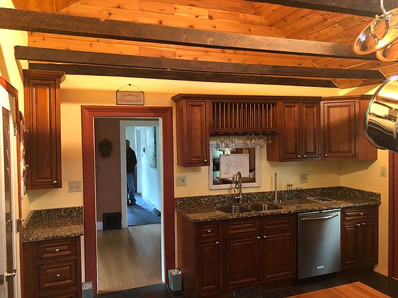 Exposed beams in fhe kitchen