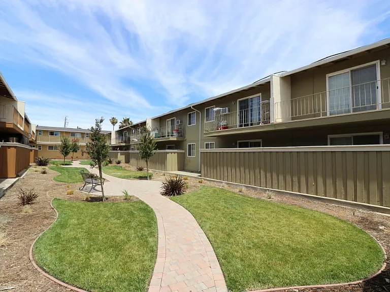 Mountain View Apartments — Photo 3