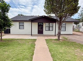 1306 E Country Club Rd, Roswell, NM 88201