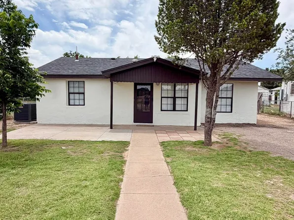 1306 E Country Club Rd, Roswell, NM 88201