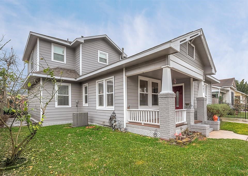Charming 3-3 1920's bungalow in the Greater Heights area that offers remodeled, renovated and refurbished features while preserving the home's historical ambiance.