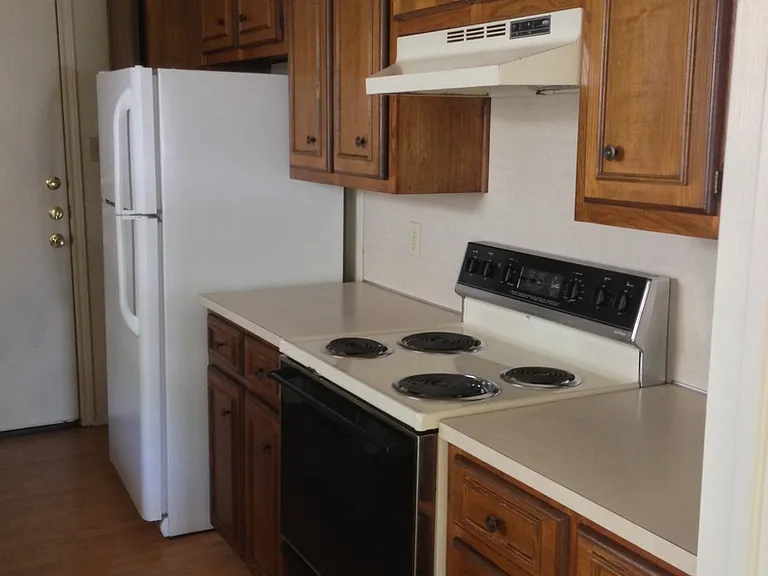 1404 Chapel Ridge Rd — Photo 5