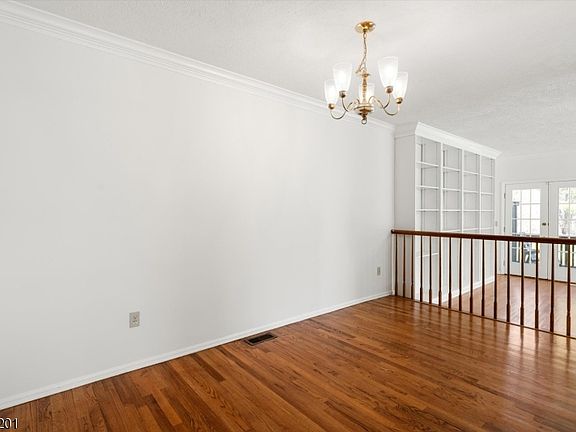 5th image of 38 Castleton Rd