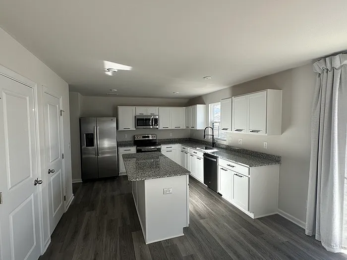 4 bed, 2.5 bath, 2200 sqft, $2,250 — Photo 3