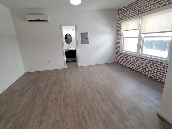 3rd image of 412 1/2 S Lake St #405