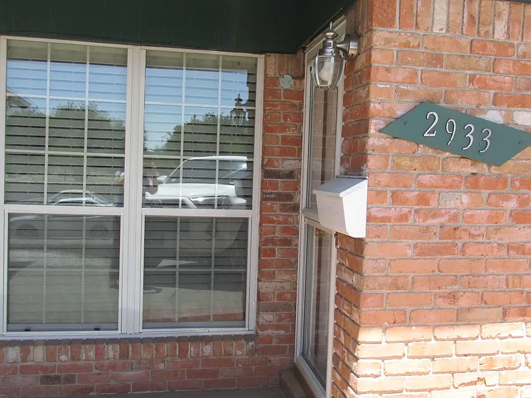 2933 Wedgewood Dr — Photo 2