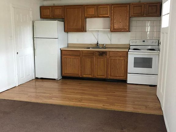 3rd image of 811 Main St